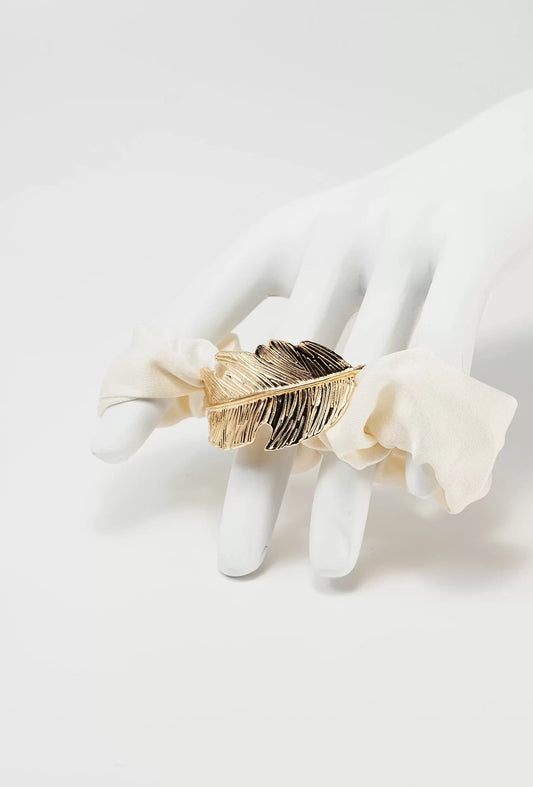 Tüy Figür Ekru Saten Lastik Toka