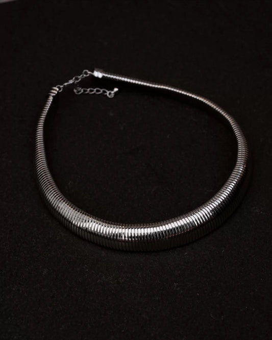 Tırtık Plaka Silver Choker Kolye